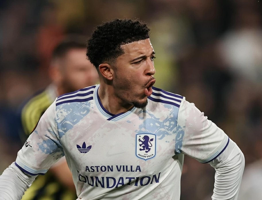 Jadon Sancho ăn mừng bàn thắng trong áo đấu Aston Villa.